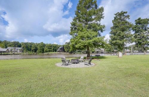 Saint Amant House | Riverfront Family Retreat w/Yard in Saint Amant