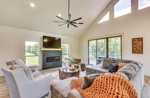 Nashville House | Riverfront Murfreesboro Cabin w/Fire Pit
