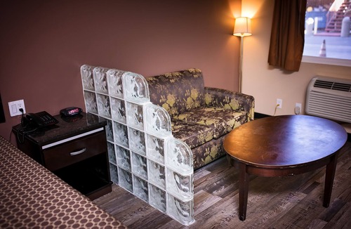 Bellflower Hotel | Rodeway Inn & Suites Bellflower