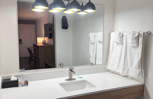 Thousand Palms Hotel | Rodeway Inn & Suites Rancho Mirage - Palm Desert Area