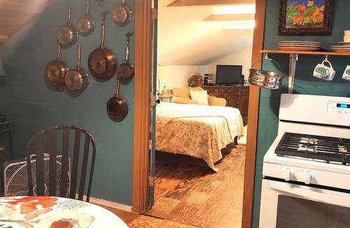 Rainbow CDP House | Romantic Alpaca Retreat/Farmstay With Soaking Tub