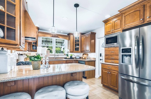 Northridge House | Romantic Designer 3 Bedroom with Heated Pool and Grill barbecue and outdoor sit