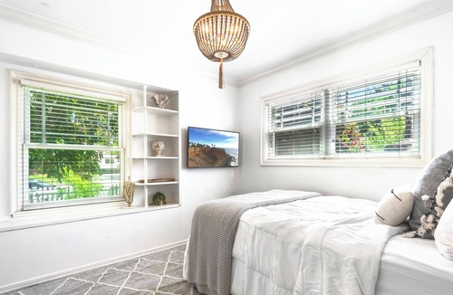 Northridge House | Romantic Designer 3 Bedroom with Heated Pool and Grill barbecue and outdoor sit