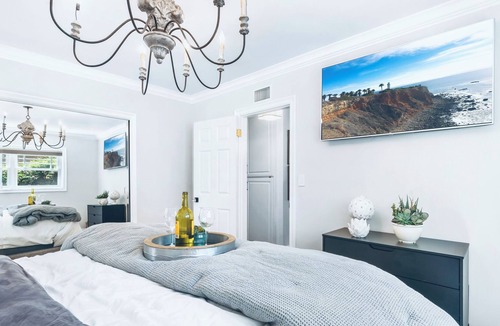 Northridge House | Romantic Designer 3 Bedroom with Heated Pool and Grill barbecue and outdoor sit