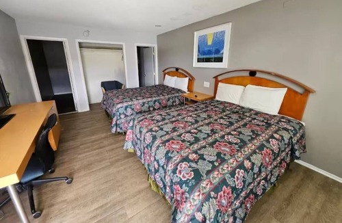 Ridgecrest Hotel | Room w/2 Queens + Kitchenette, Perfect for Extended Stays – Central Ridgecrest
