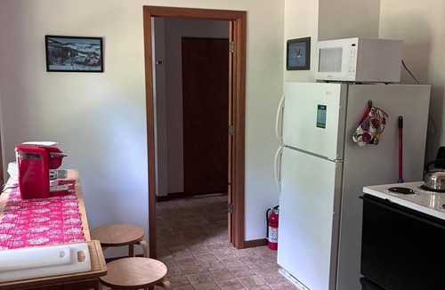 Breezy Point Cottage | Rustic 2-bedroom lakeside cottage near Nisswa
