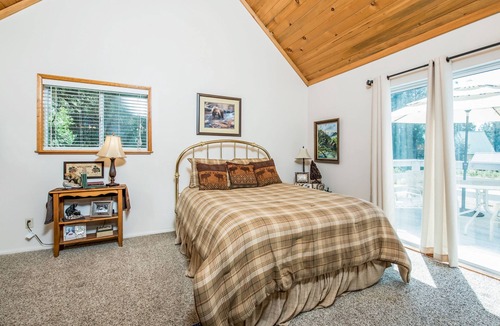 Shaver Lake Cabin | Rustic 2BR Cabin w/Loft, Large Deck, Wifi & W/D
