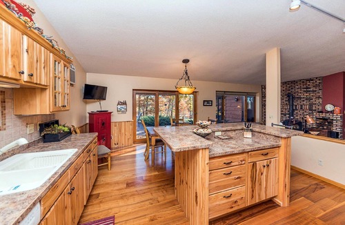 Lake Shore House | Rustic Rambler that has privacy with Over 400 Feet Of Lake Shore On Gull Chain