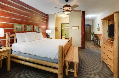 Johnston Hotel | Rustic Retreat w/Onsite Pool + Gym | 5 mi to Gray’s Lake Park