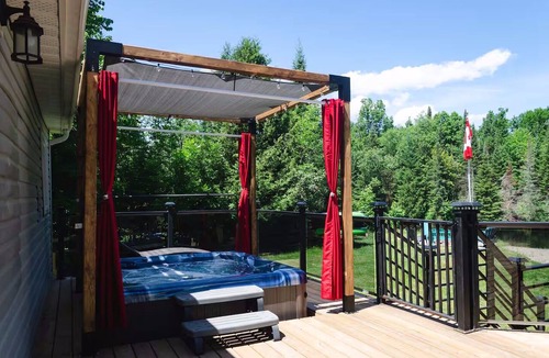 Baddow House | Rustic River Front Cottage Cozy*Kayaks*Hot Tub*Games