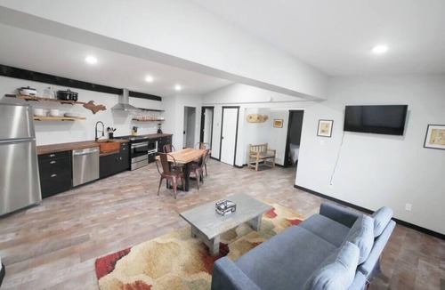 Hancock House | Rustic, yet Modern Trailside Cottage/MTU 2.3 Miles