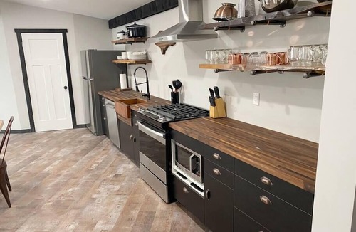 Hancock House | Rustic, yet Modern Trailside Cottage/MTU 2.3 Miles