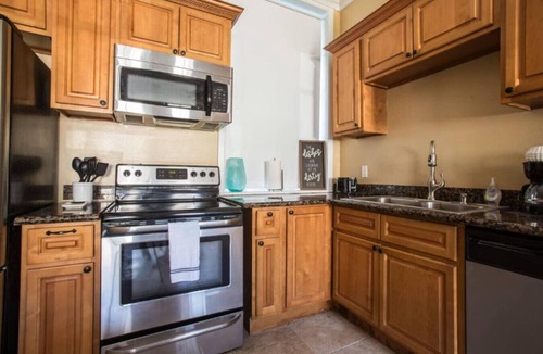 Algiers Point Apartment | Safe Neighborhood 2 Bedroom Apt.