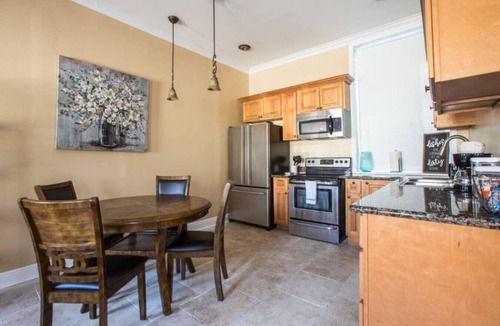 Algiers Point Apartment | Safe Neighborhood 2 Bedroom Apt.