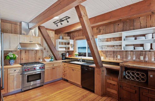 Ventura House | Saltwood Cabin - Oceanfront Bliss