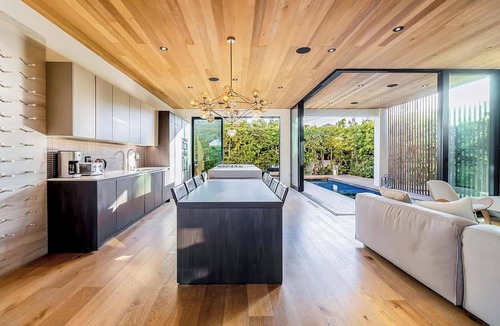 Venice House | Sanborn Villa: Modern Venice Retreat with Rooftop Lounge and Pool