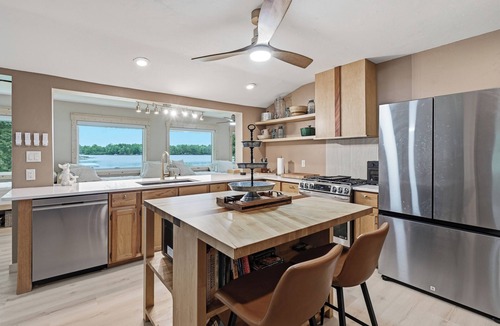 Suring House | Sand Bar Resort – Updated 5BR with Lake Views, Big Yard, Firepit, Pontoon rental, Gourmet Kitchen & More!