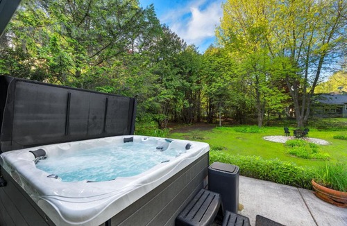 Sister Bay House | Scandia- Secluded Home, Walk to Marina, Game Room & Hot Tub