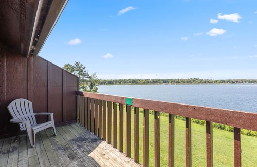 Breezy Point Condo | Scenic 2BR Loft Stay Steps from Pelican Lake