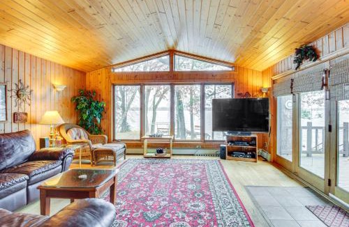 Crosslake House | Scenic Cabin w/Private Beach in Crosslake!