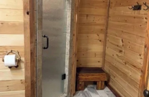 Spruce Pine Cabin | Scottarosa Lodge Sleeps up to 6 - I Spacious room and 1 bathroom- 1 deck