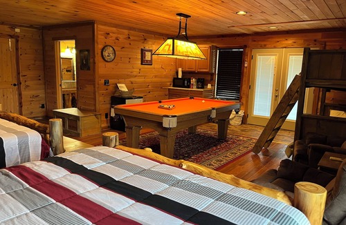Spruce Pine Cabin | Scottarosa Lodge Sleeps up to 6 - I Spacious room and 1 bathroom- 1 deck