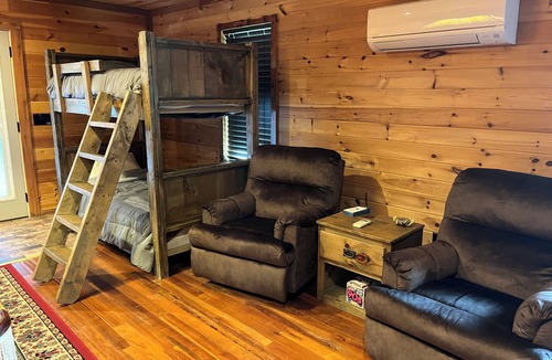 Spruce Pine Cabin | Scottarosa Lodge Sleeps up to 6 - I Spacious room and 1 bathroom- 1 deck