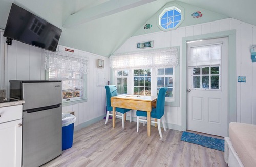 South Yarmouth Cottage | SeaGills Rest - Beach Days & Ocean Rays