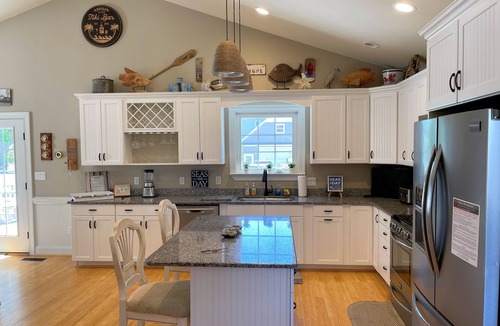 Chincoteague House | Seas The Day - 4BR Waterfront,pier, boat dock,decks, LINENS&TOWELS PROVIDED