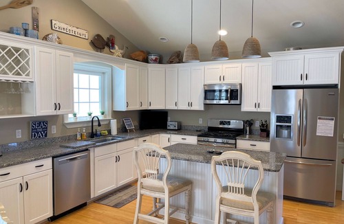 Chincoteague House | Seas The Day - 4BR Waterfront,pier, boat dock,decks, LINENS&TOWELS PROVIDED