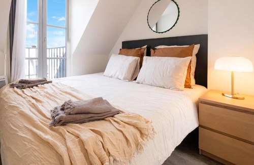 Saint-Merri Apartment | Sebastopol Chic Balcon & Parisian View