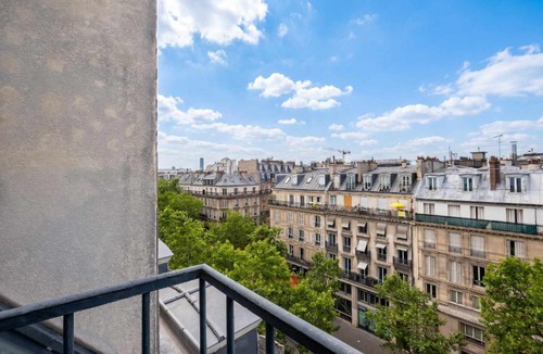 Saint-Merri Apartment | Sebastopol Chic Balcon & Parisian View