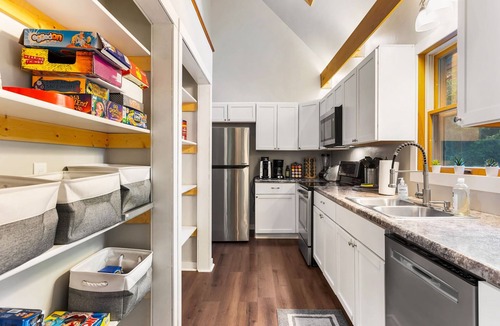 Sister Bay House | Secluded Home | Walk to Marina + GameRoom & HotTub