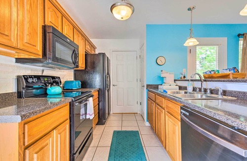 Waveland Cottage | Secluded 'La Mer Cottage' < 1 Mi to Beach!