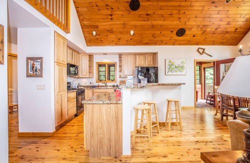 Woodruff House | Secluded lakefront cabin with deck, dock, kayak, canoe, & WiFi