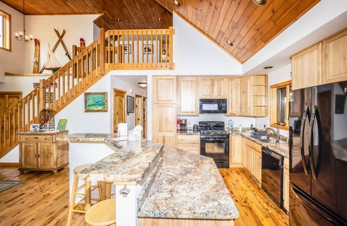 Woodruff House | Secluded lakefront cabin with deck, dock, kayak, canoe, & WiFi