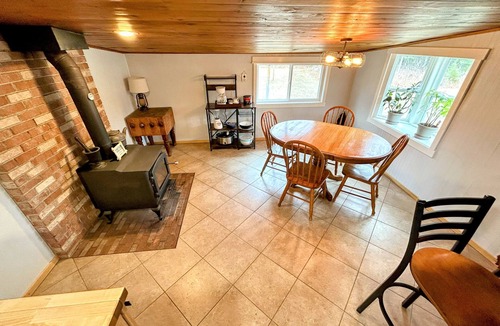 Gladstone Cabin | Secluded Log Cabin on 10 acres