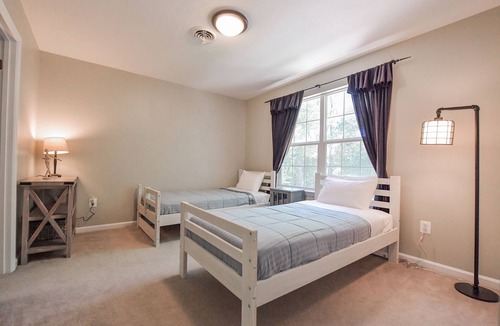 Boring House | Secluded Vacation Home with private backyard oasis & access to resort amenities