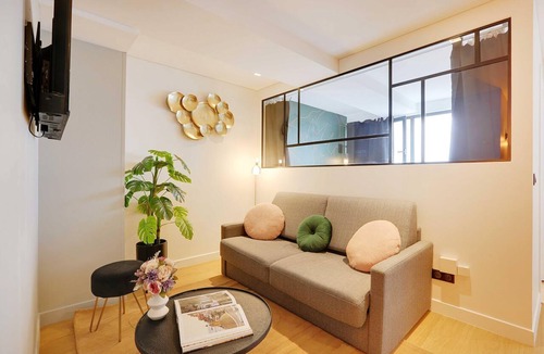 Quartier Saint-Ambroise Apartment | Serene apartment for 6p near the Marais