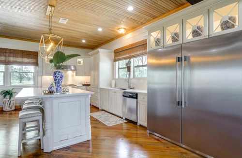 Ventress House | Serene Lake-View Oasis & River Retreat