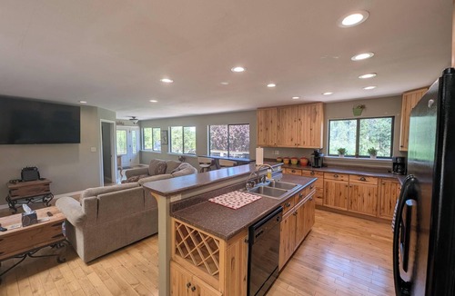Strawberry House | Serene Mountain Oasis: Private Starlit Hot Tub & Fire Pit
