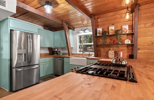 Nevada City Cabin | Serene pine forest basecamp in marvelous Nevada City with WiFi, AC