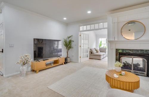 Shirley House | Serene & Sleek Family Retreat w/Office in Shirley