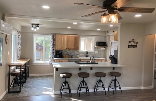 Three Rivers Cottage | Shared Pool/Arcade Games/Walk to Town/Near Sequoia National Park
