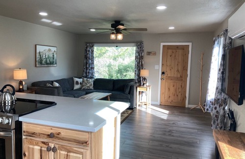 Three Rivers Cottage | Shared Pool/Arcade Games/Walk to Town/Near Sequoia National Park