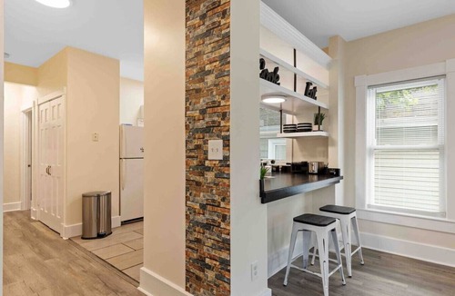 High Street Hill Apartment | Skyrise Two Stories - Centrally Located