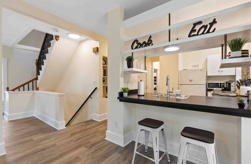 High Street Hill Apartment | Skyrise Two Stories - Centrally Located
