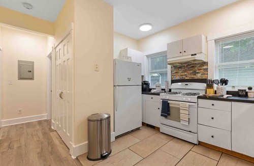 High Street Hill Apartment | Skyrise Two Stories - Centrally Located