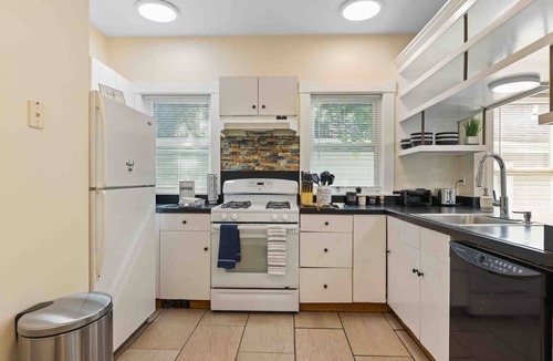 High Street Hill Apartment | Skyrise Two Stories - Centrally Located