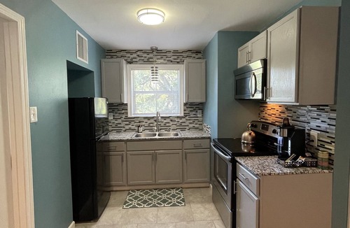 St. Gabriel Apartment | Sleek Modern Apartment near Tiger Stadium and L'Auberge Casino